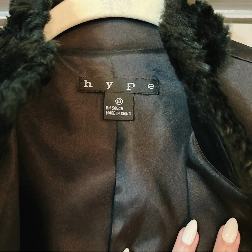 NWT Gorgeous Black Hype satin, beaded and faux fur coat. Size 10 - Picture 6 of 16